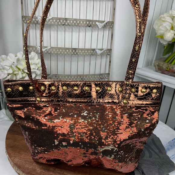Chi by Falchi Sequins Shoulder bag.Spots on the inside, please see photos - Picture 2 of 10